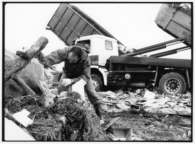 841716 Afbeelding van controle op het storten van huisvuil op de vuilstortplaats te Nieuwegein.